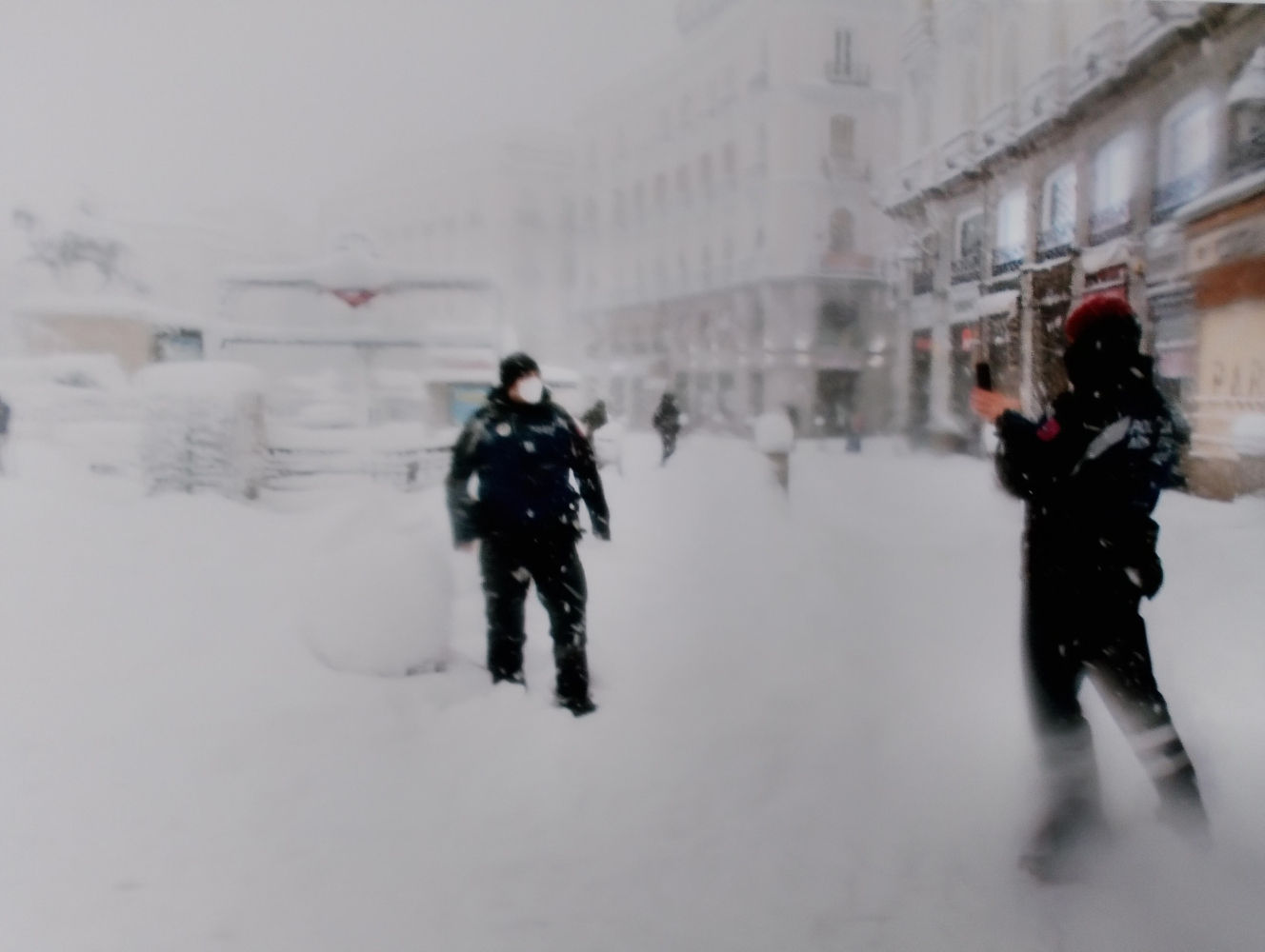 Inmortalizando la nevada con una foto, en Madrid.