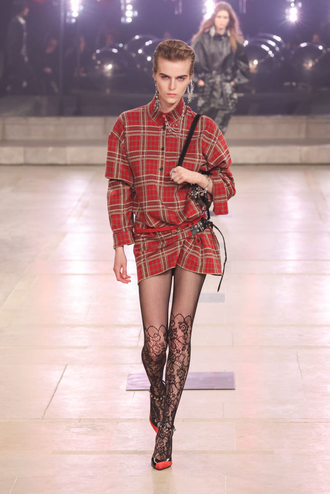PARIS, FRANCE - MARCH 06: (EDITORIAL USE ONLY - For Non-Editorial use please seek approval from Fashion House) A model walks the runway during the Isabel Marant Womenswear Fall/Winter 2025-2026 show as part of Paris Fashion Week at Place Colette on March 06, 2025 in Paris, France. (Photo by Peter White/Getty Images)