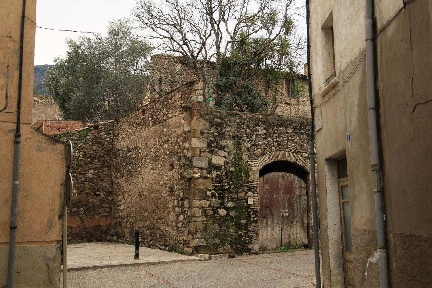 Una pequeña calle en Amer, en la Selva