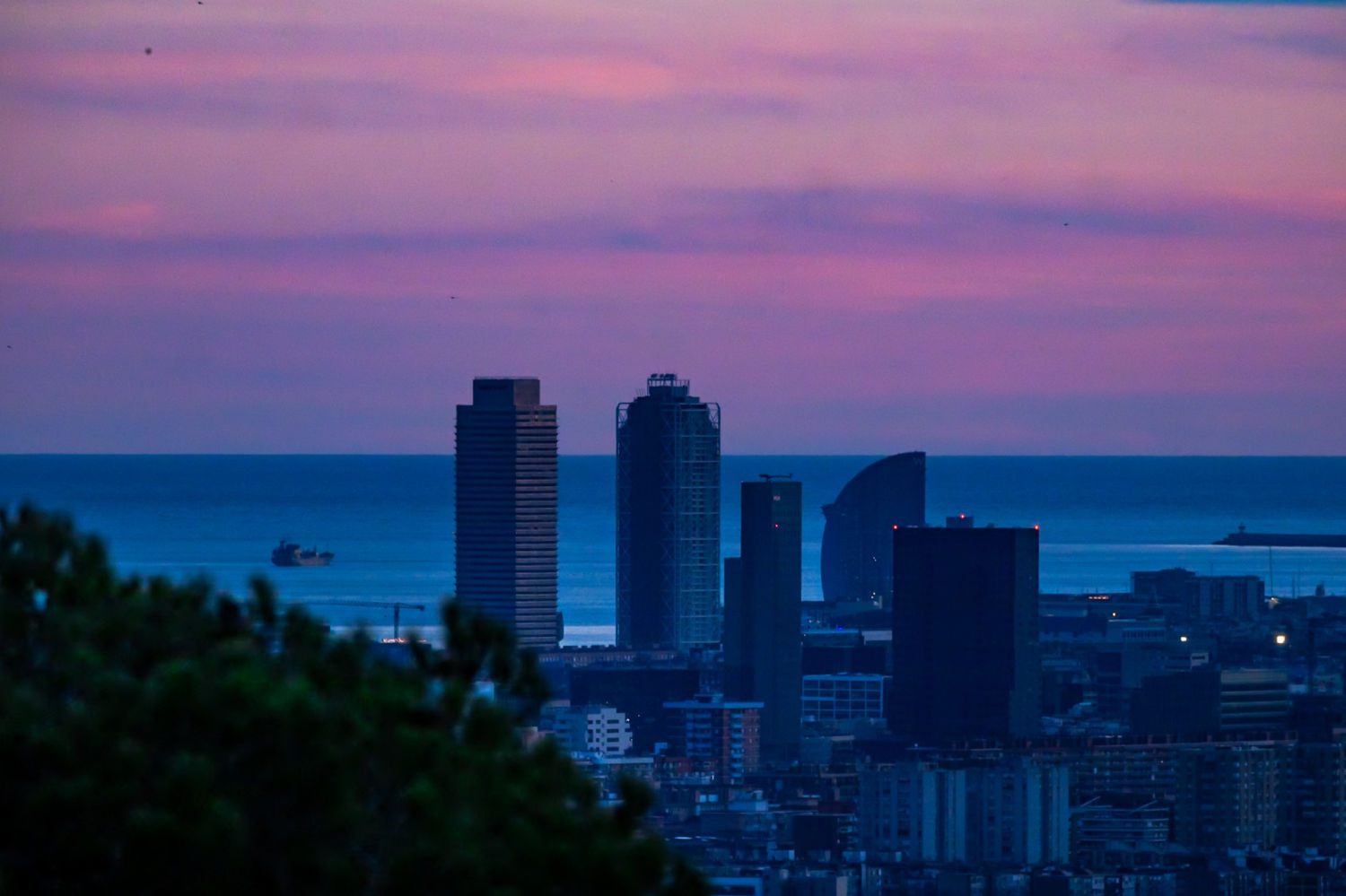 Atardecer con las torres de la Vila Olímpica y el Hotel W.