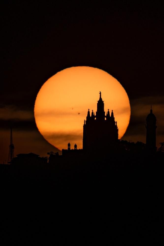 El sol envuelve la basílica del Tibidabo.