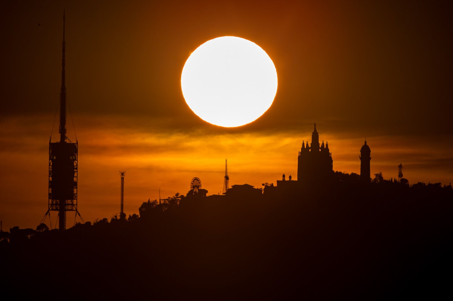 El sol luce en Collserola al atardecer.