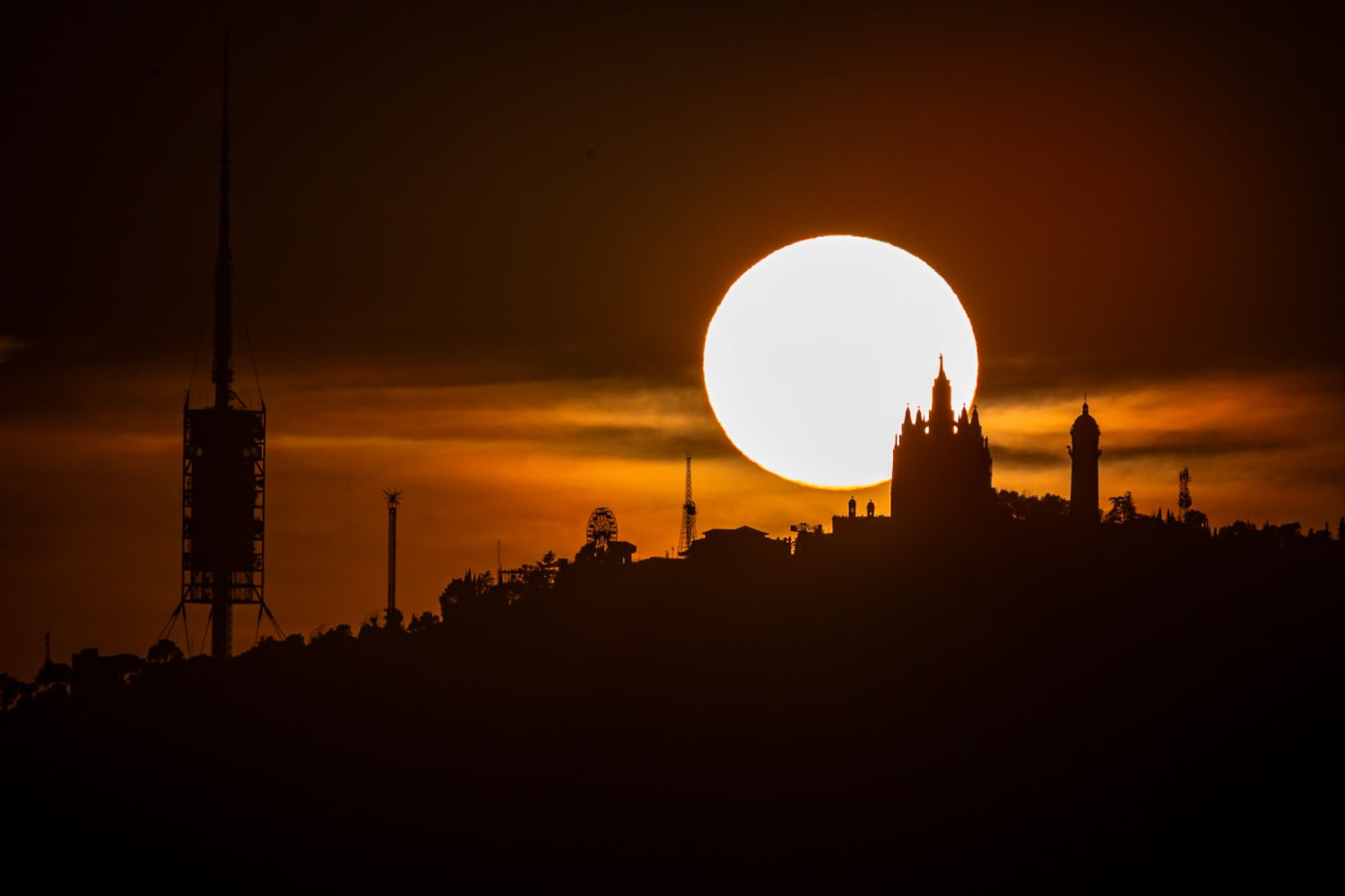 El sol toca la basílica del Tibidabo.