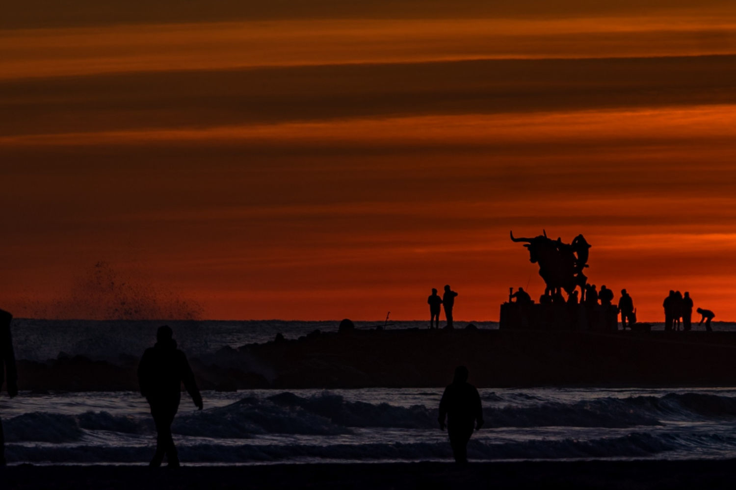 La silueta de Pasífae y de los paseantes.