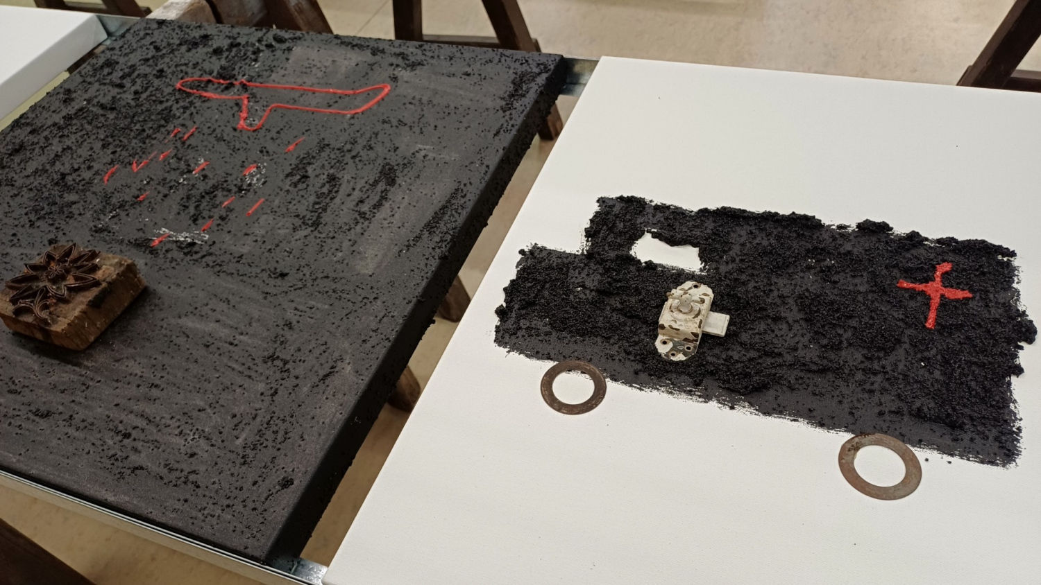 Dos de las piezas de Toni Fàbregas expuestas en la Biblioteca Àngel Guimerà.