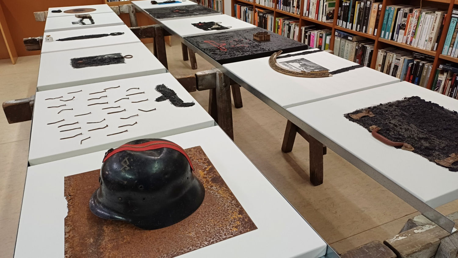 Piezas de la exposición 'Més enllà dels silencis'.