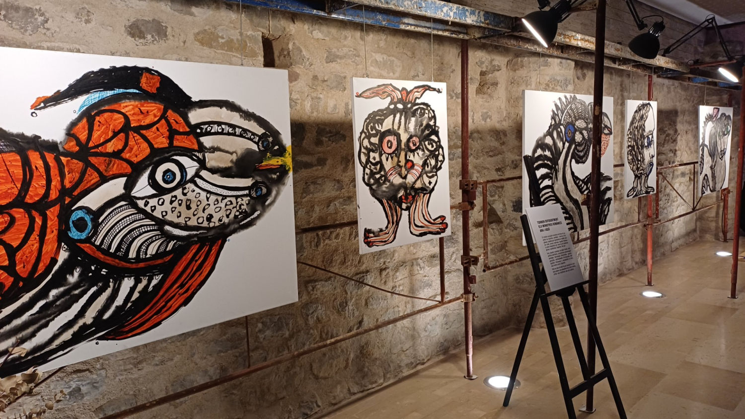 Parte de las obras expuestas por Toni Puig en el monasterio de Sant Llorenç de Guardiola de Berguedà.