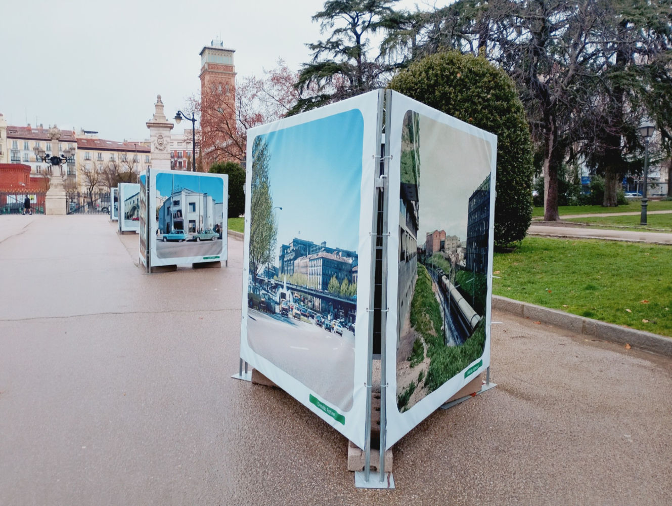 La exposición 'Madrid. Memoria visual de la Transición (1976-1979)' se puede ver en el parque de El Retiro.