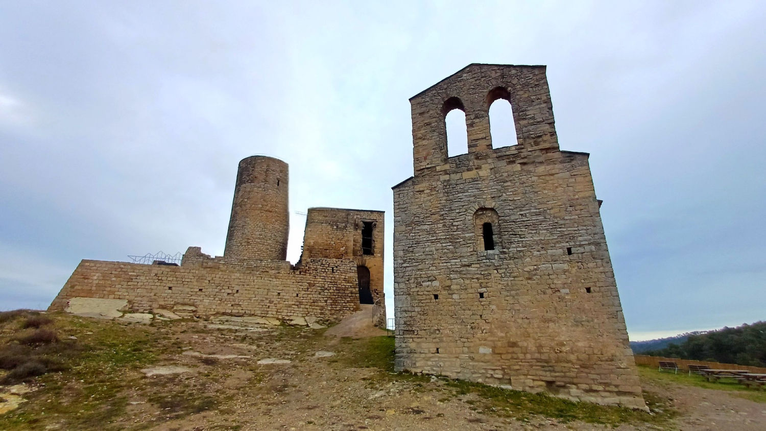 El castillo junto a la iglesia