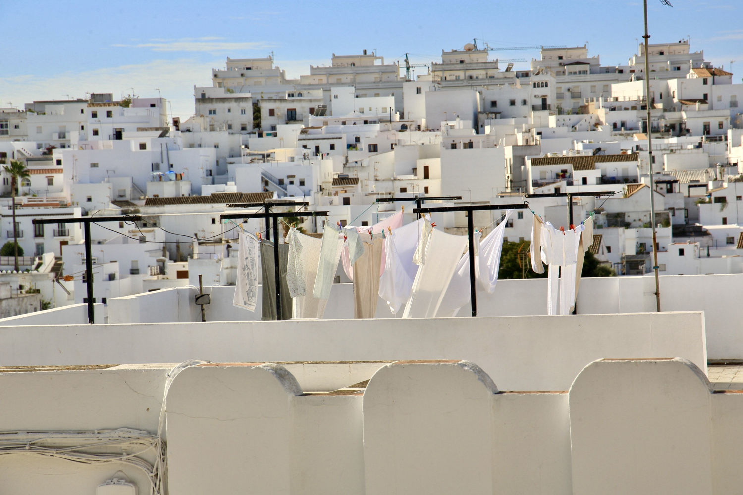 Ropa tendida con Vejer de la Frontera de fondo