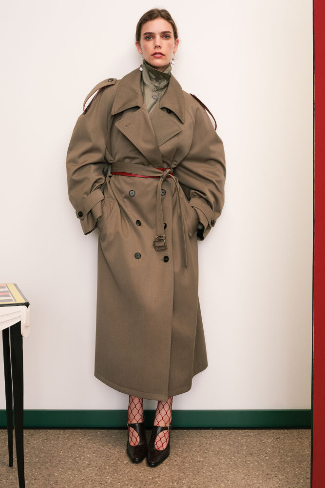 Tory Burch propone gabardinas oversized ceñidas a la cintura como nuevo lenguaje de moda para las élites neoyorquinas