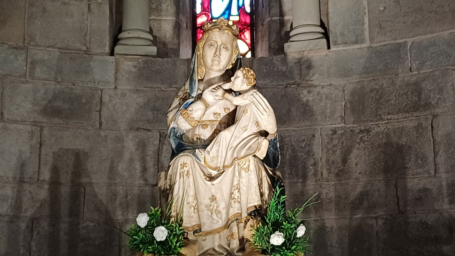 Detalle de la escultura de la Virgen de la Leche.