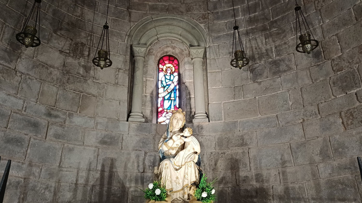 Altar con la Virgen de la Leche.