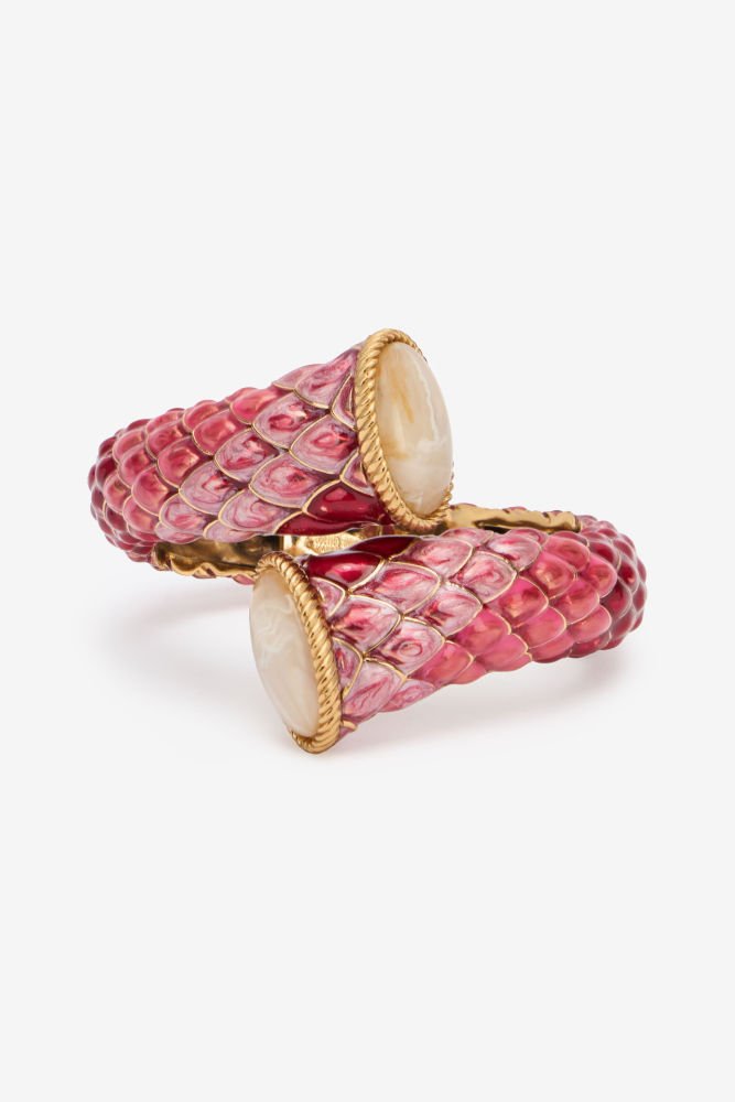 Brazalete envolvente de escamas esmaltadas