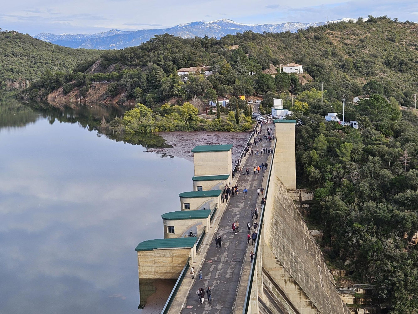 Turistas en la presa de Darnius-Boadella.