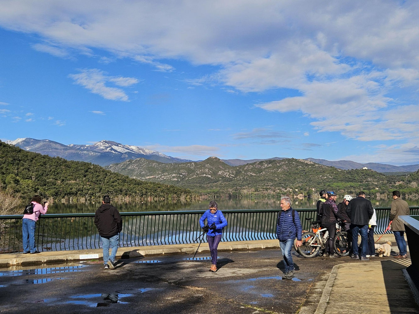 Visitantes de la presa de Darnius-Boadella.