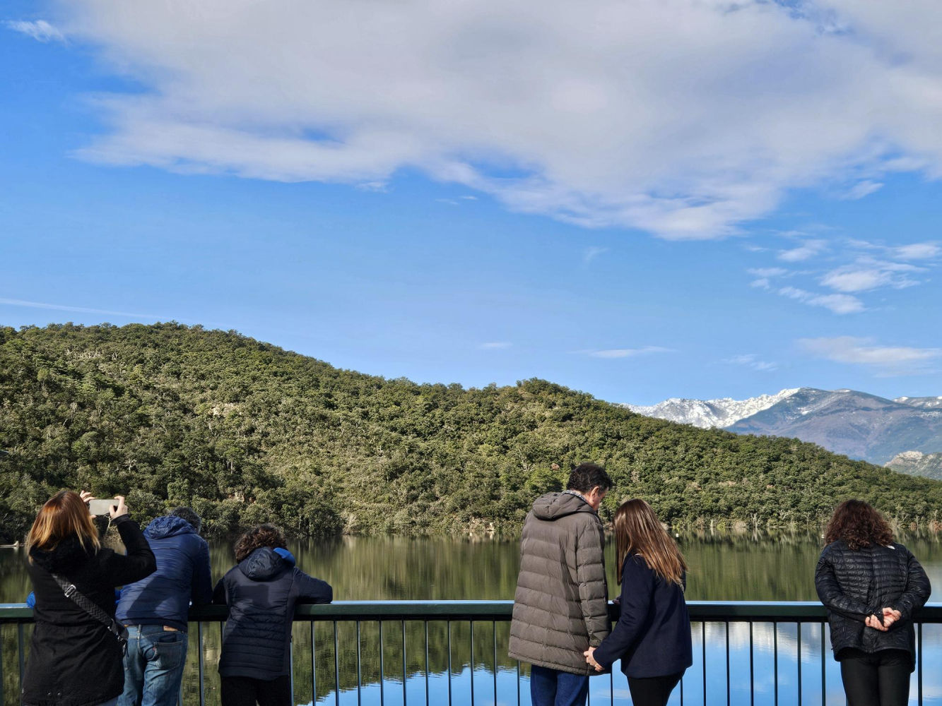 Turistas haciendo fotos en el embalse de Darnius-Boadella.