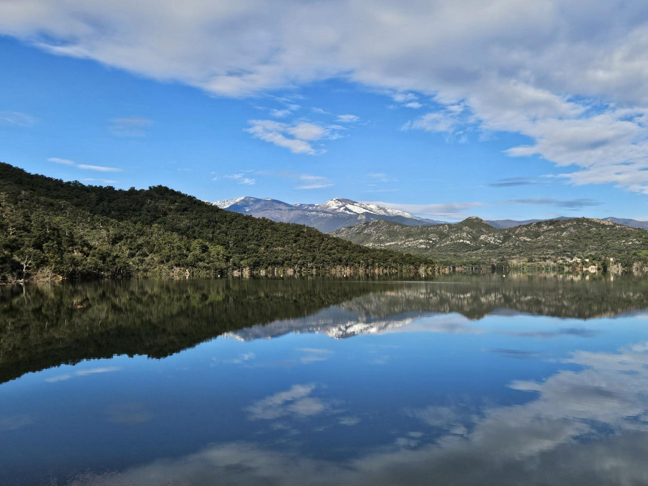 Reflejos en las aguas de Darnius-Boadella.