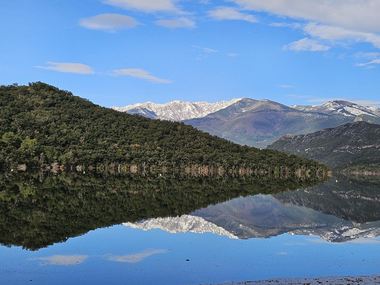 Reflejos de la nieve en las aguas de Darnius-Boadella.