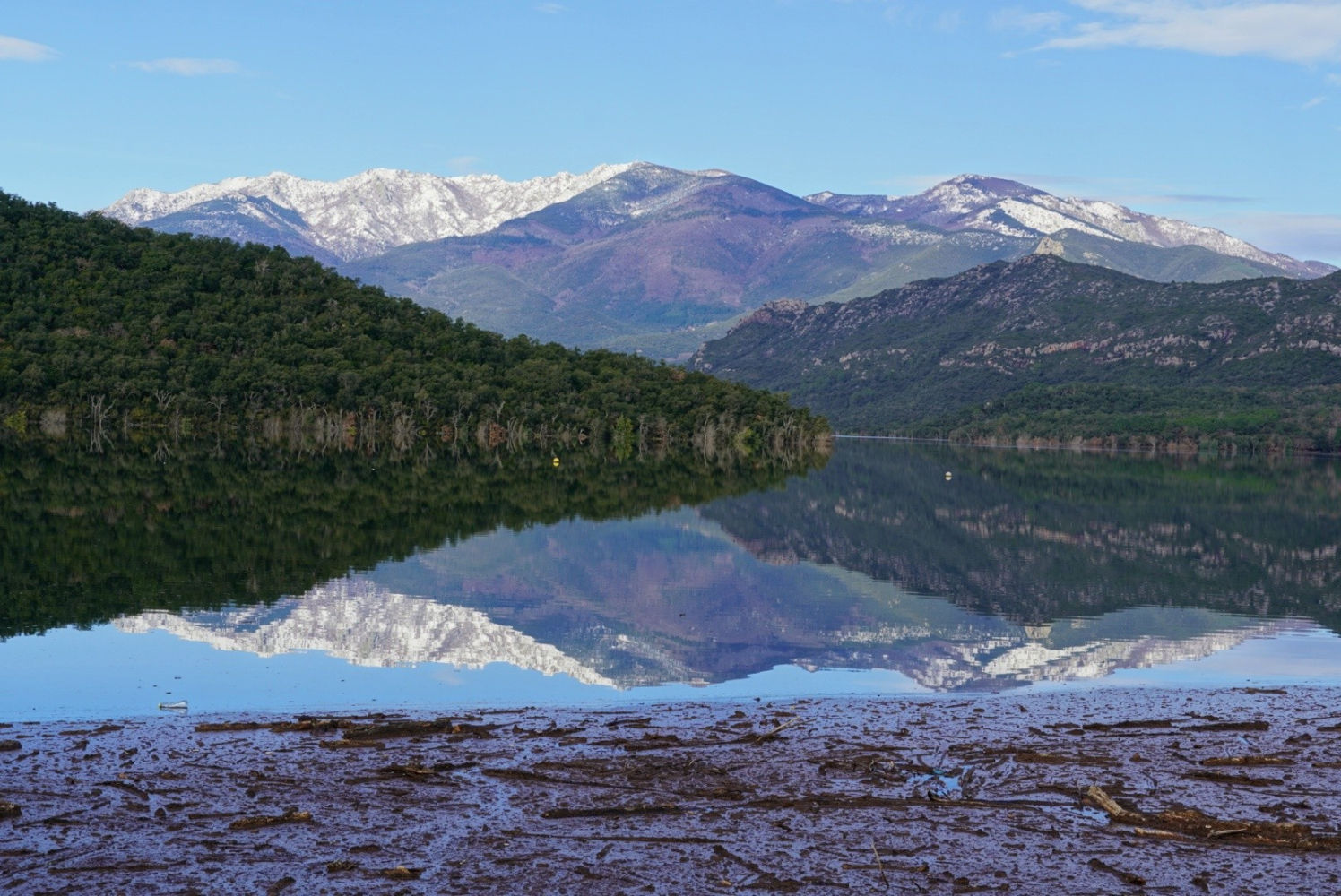 Bello juego de reflejos en Darnius-Boadella.