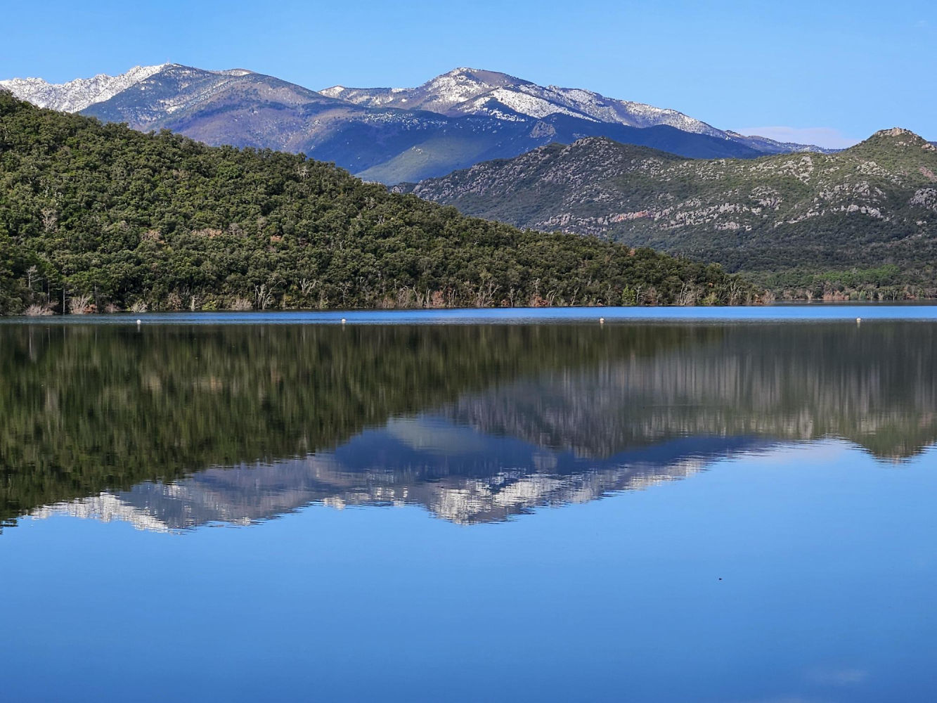 Reflejos en el embalse de Darnius-Boadella.