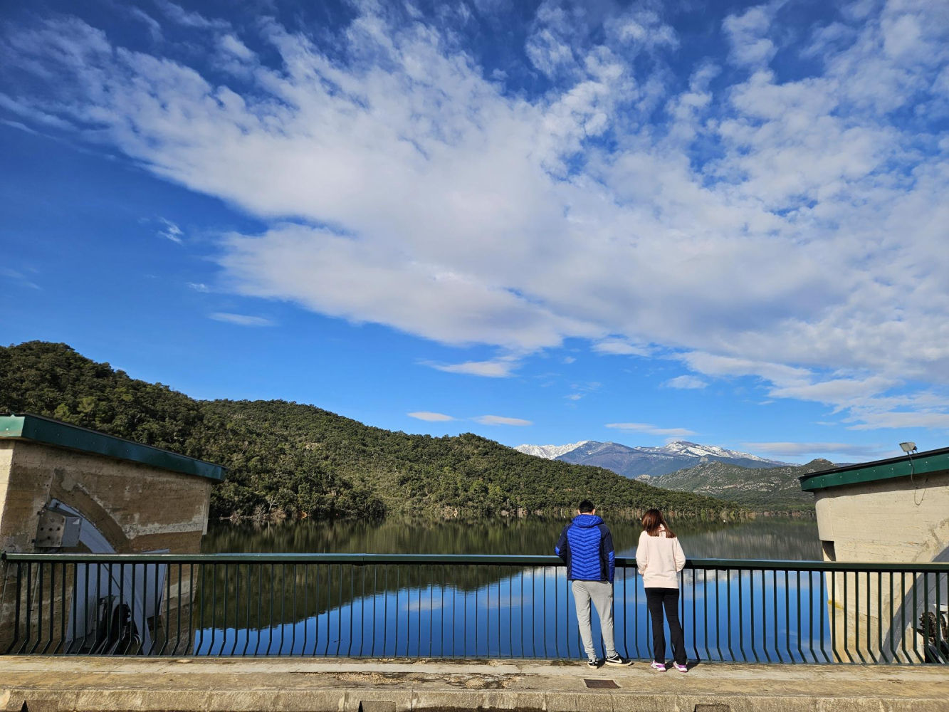 Contemplando las vistas en Darnius-Boadella.