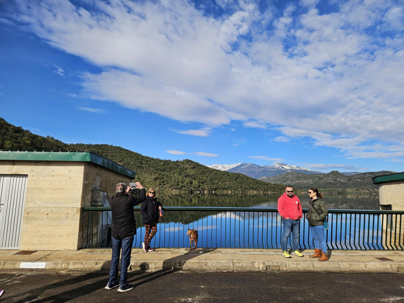 Visitantes en el pantano de Darnius-Boadella.