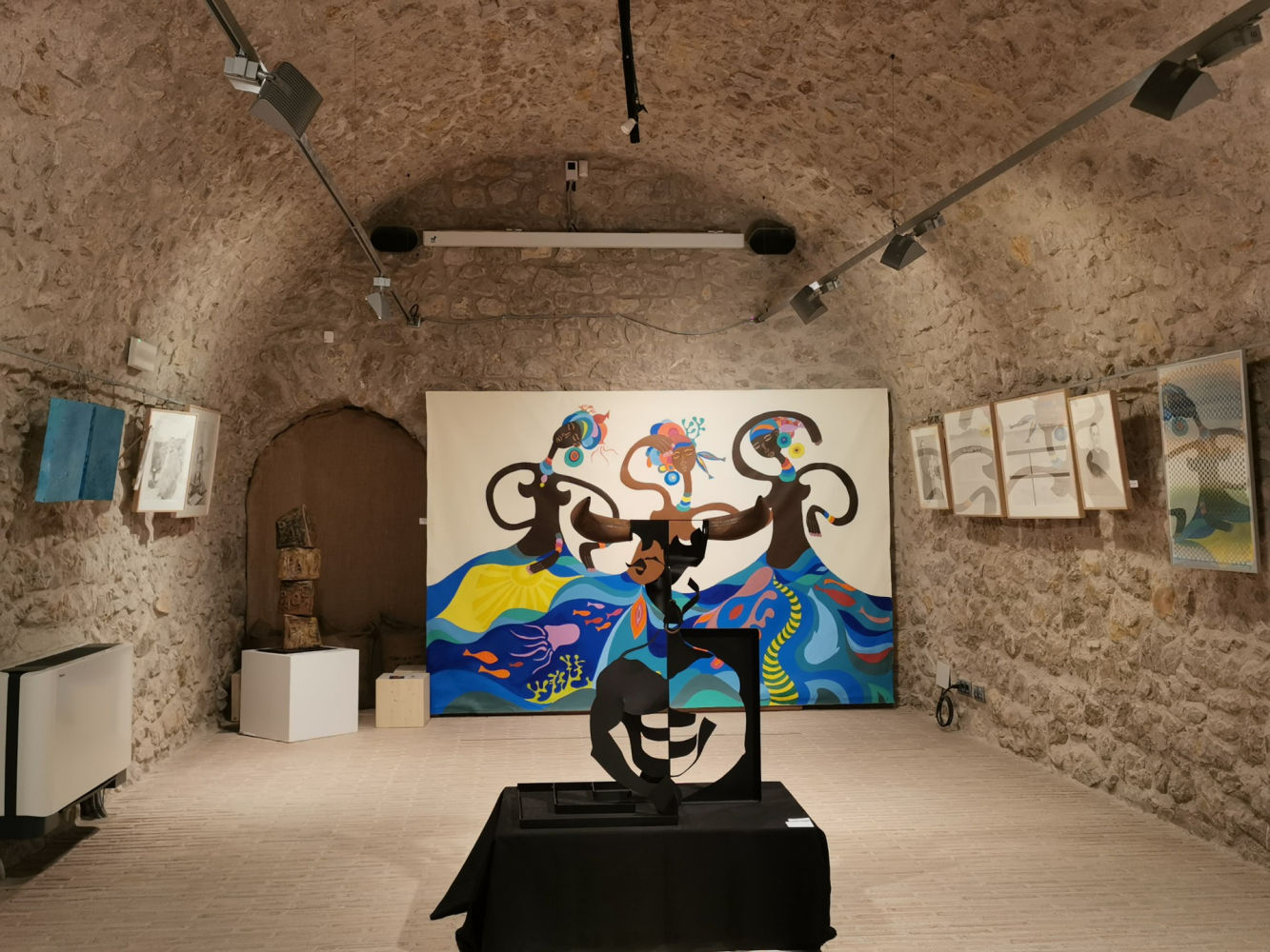 Muestra 'Les muses' en el Alfolí de la sal de L'Escala.