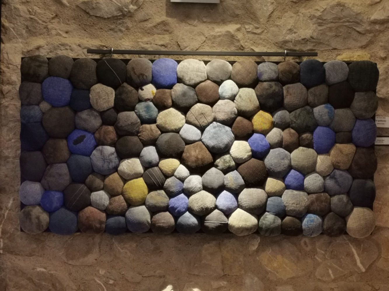 Una de las obras expuestas en el Alfolí de la sal de L'Escala.