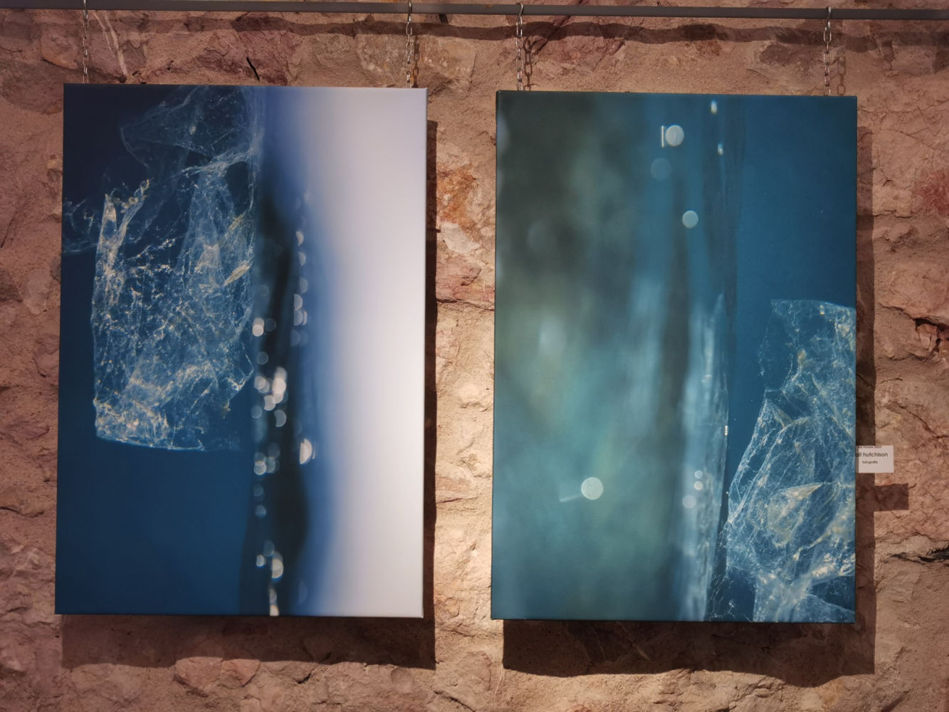 Cuadros expuestos en el Alfolí de la sal de L'Escala.