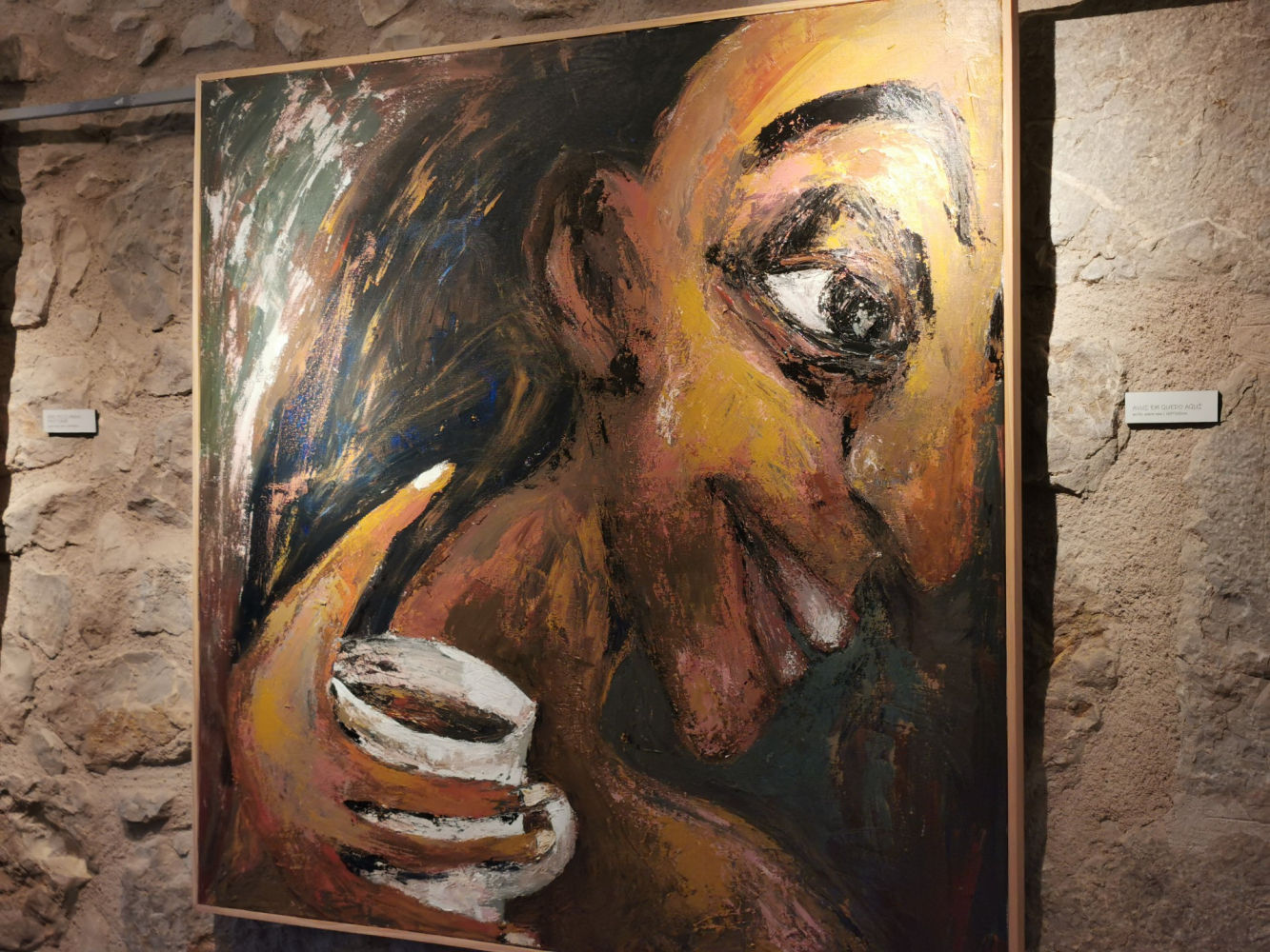 Una de las pinturas expuestas en el Alfolí de la sal de L'Escala.