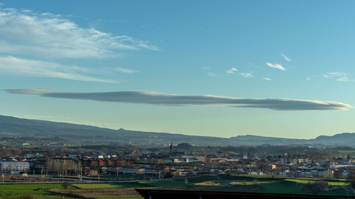 Delgada nube lenticular sobre Manlleu.