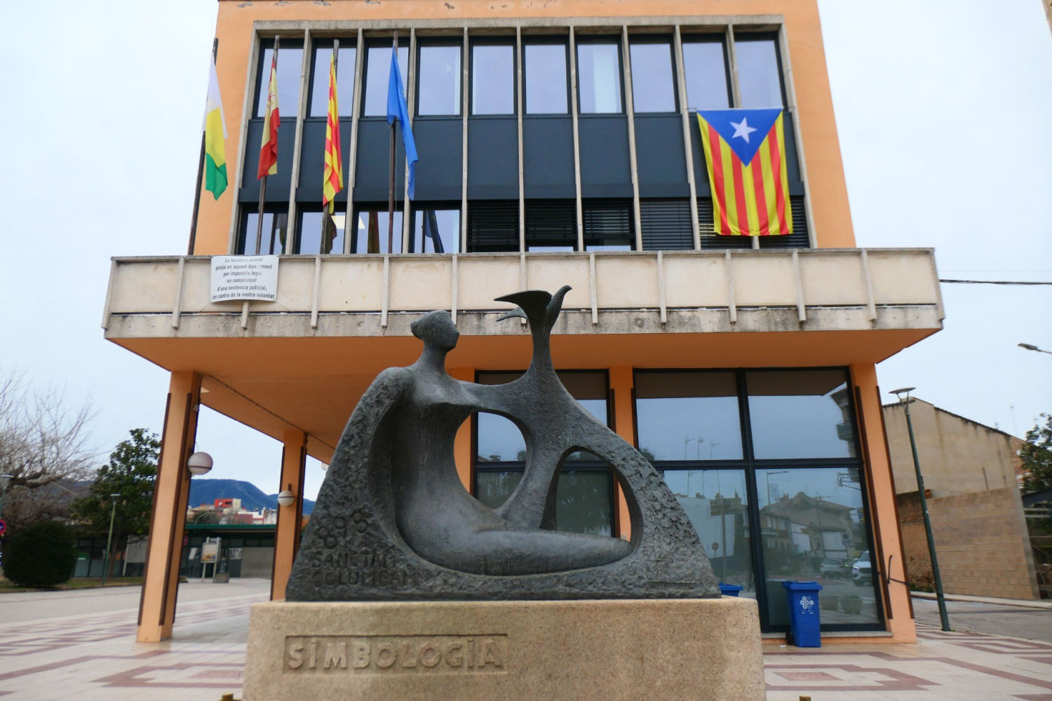 La 'Simbología' del escultor Josep Martí-Sabé expuesta en la plaza del Ayuntamiento de Santa Coloma de Farners.