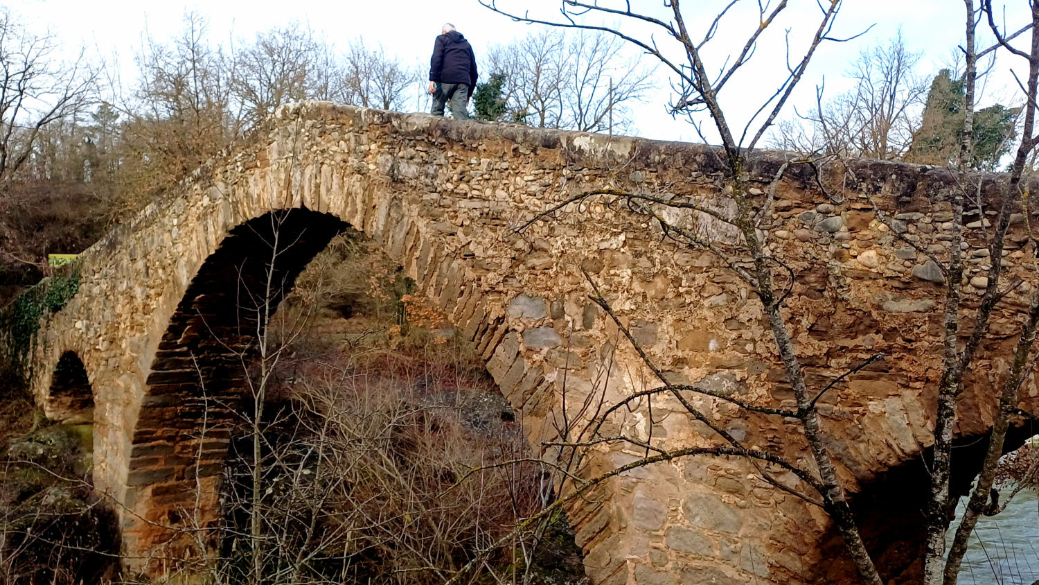 Persona subiendo al puente Merlès.