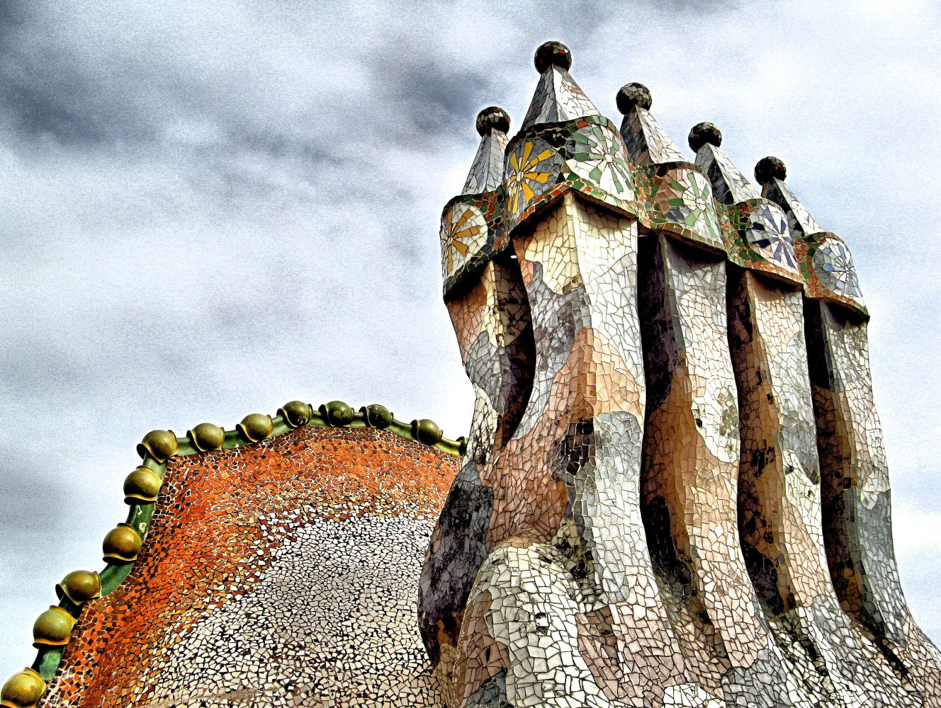Lateral de las chimeneas de Casa Batlló.