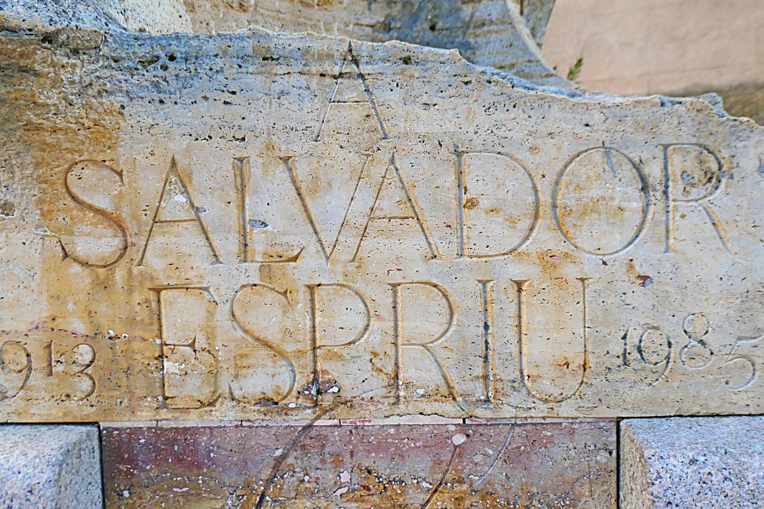 El nombre de Salvador Espriu figura en la obra.