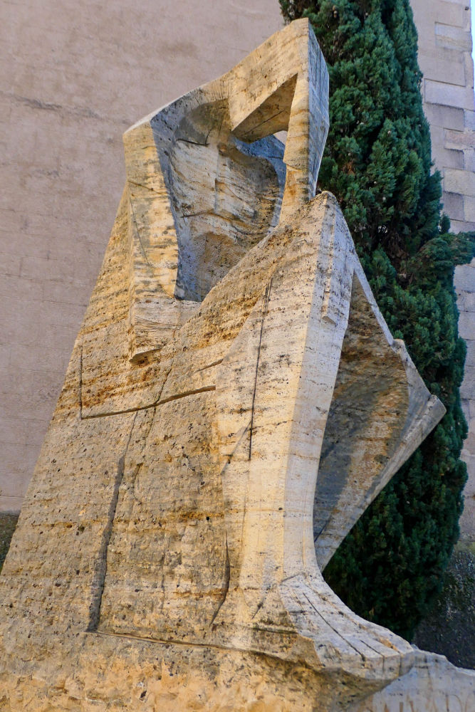 La forma de la escultura dedicada a Salvador Espriu.