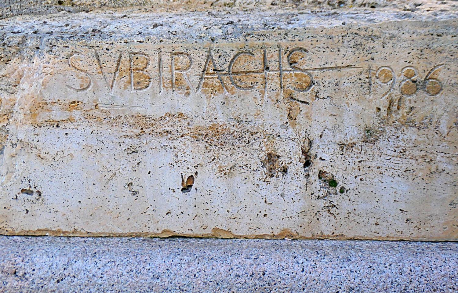 La firma de Subirachs en su obra sobre Salvador Espriu.