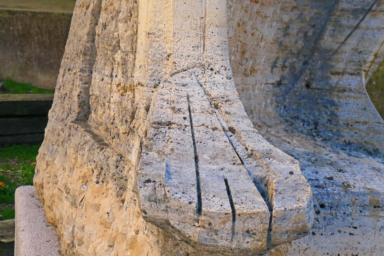 Detalle del pie de la escultura.