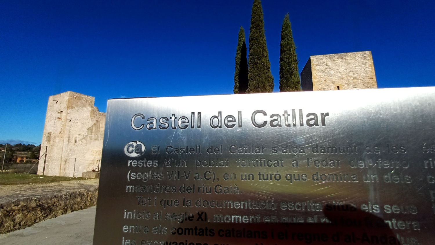 Cartel explicativo de la historia del castillo del Catllar.