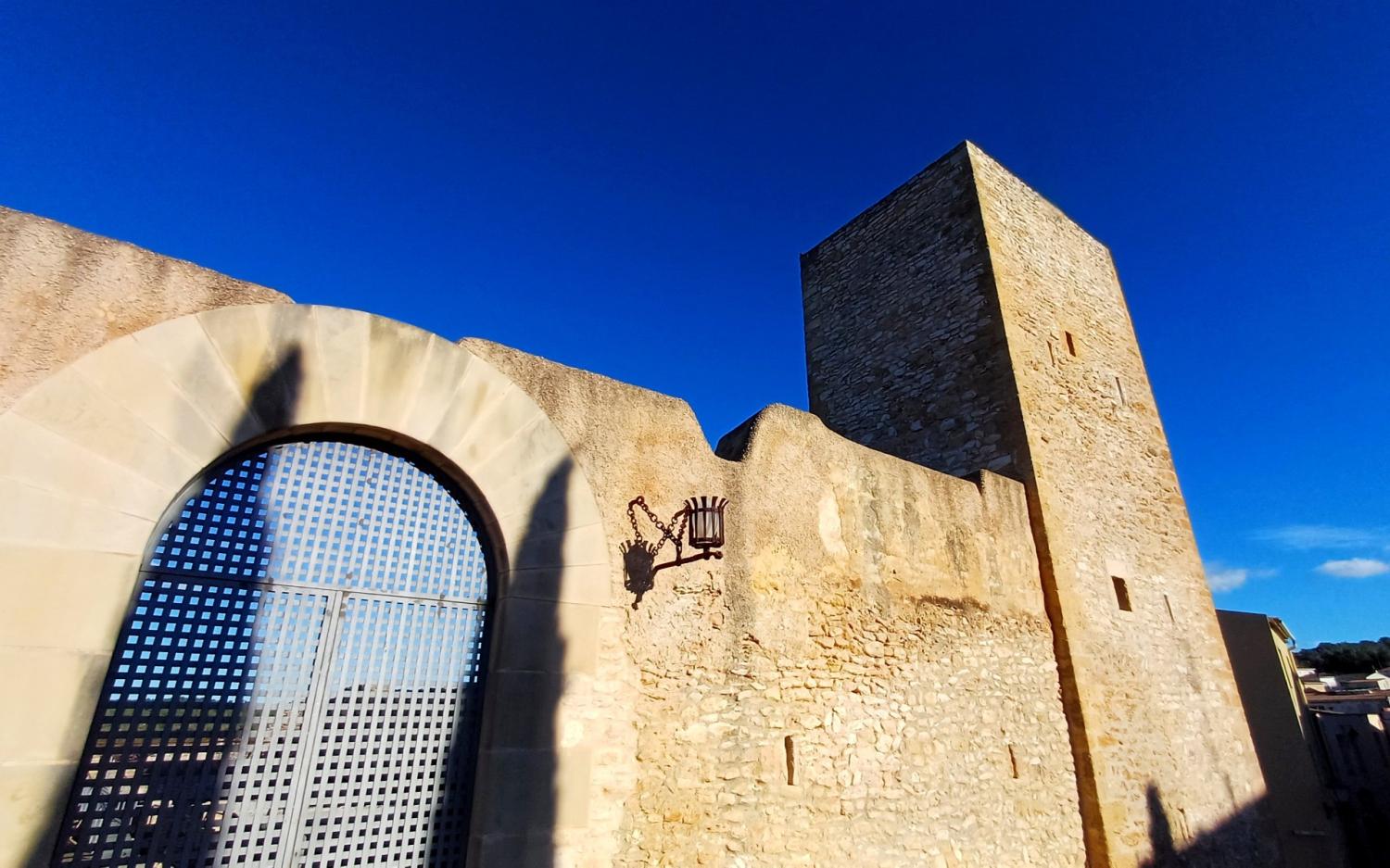 Acceso al castillo del Catllar.