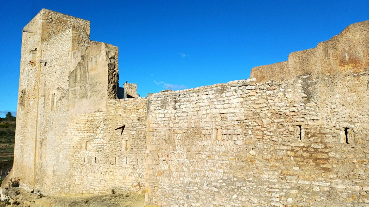 Las murallas del castillo del Catllar.