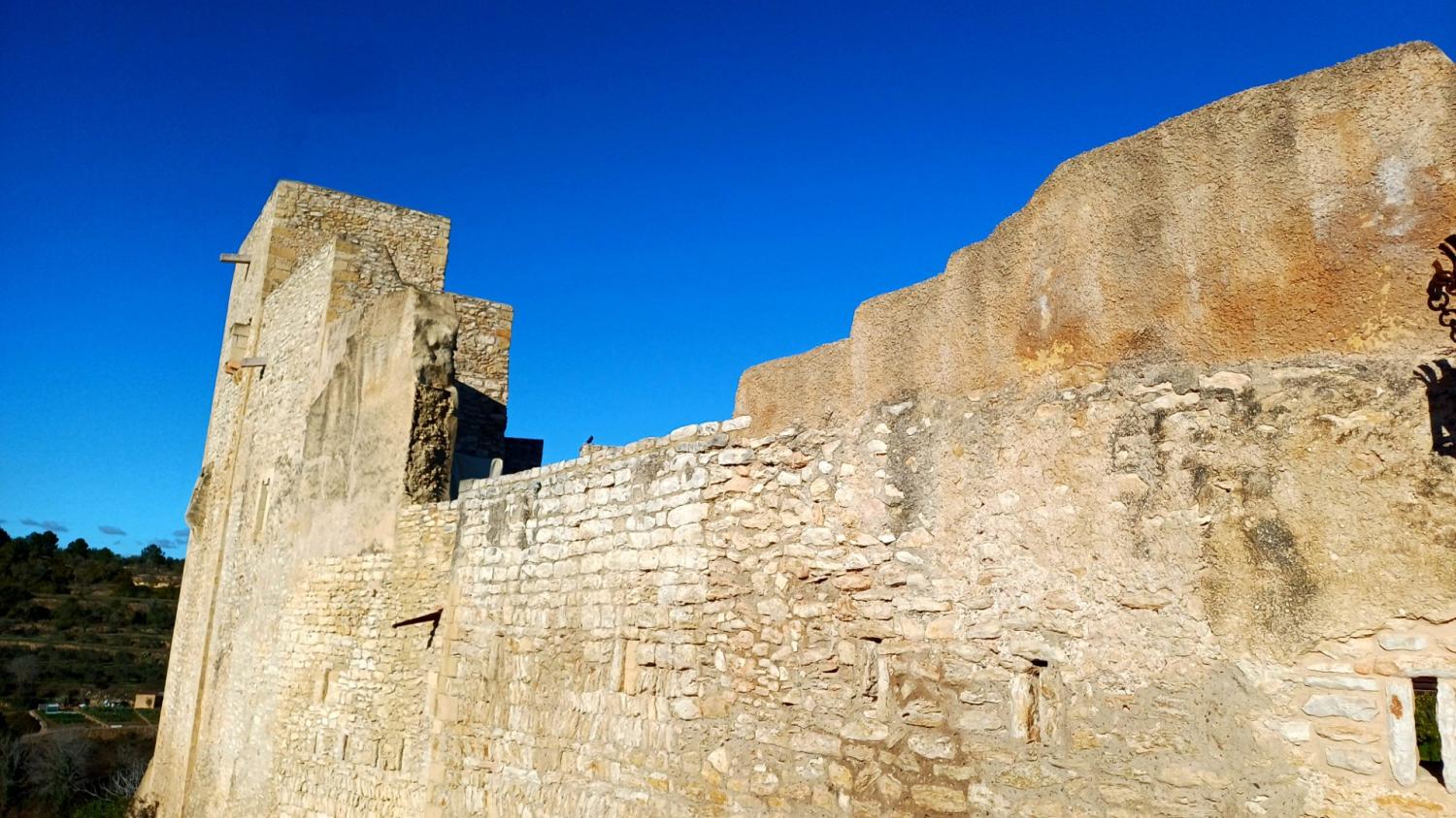 Los muros del castillo del Catllar.