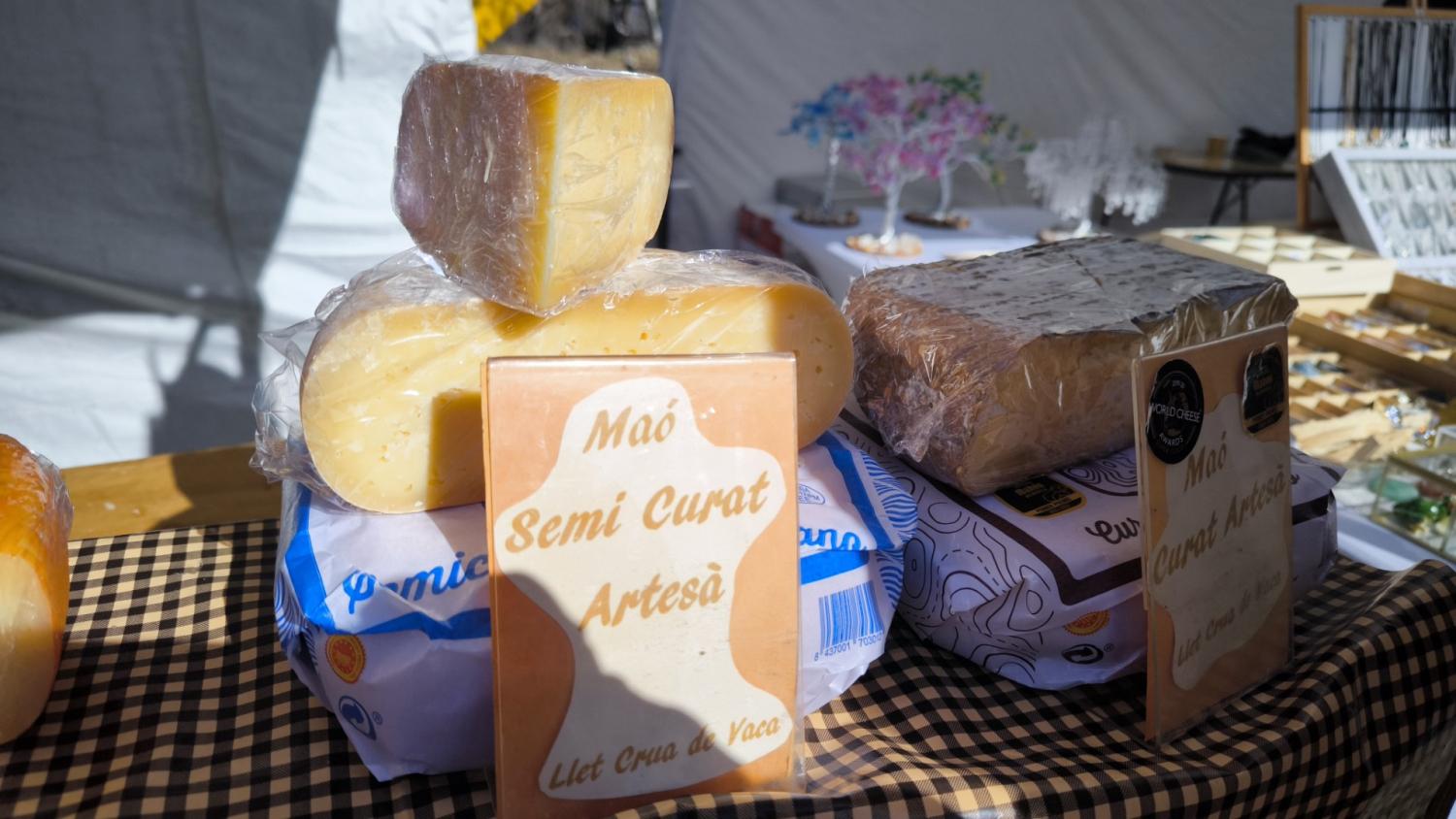 Quesos expuestos en la Fira del Fajol.