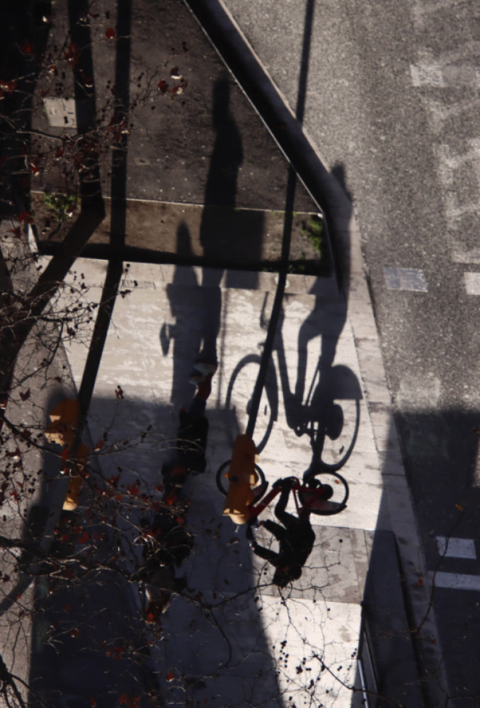 Sombra de ciclista y peatón.