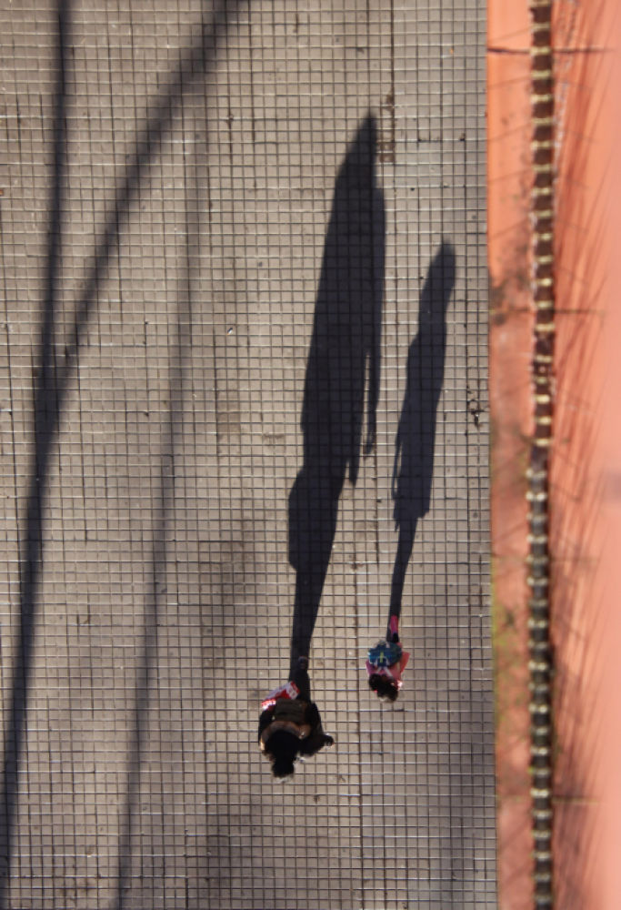 Sombras de madre e hija.