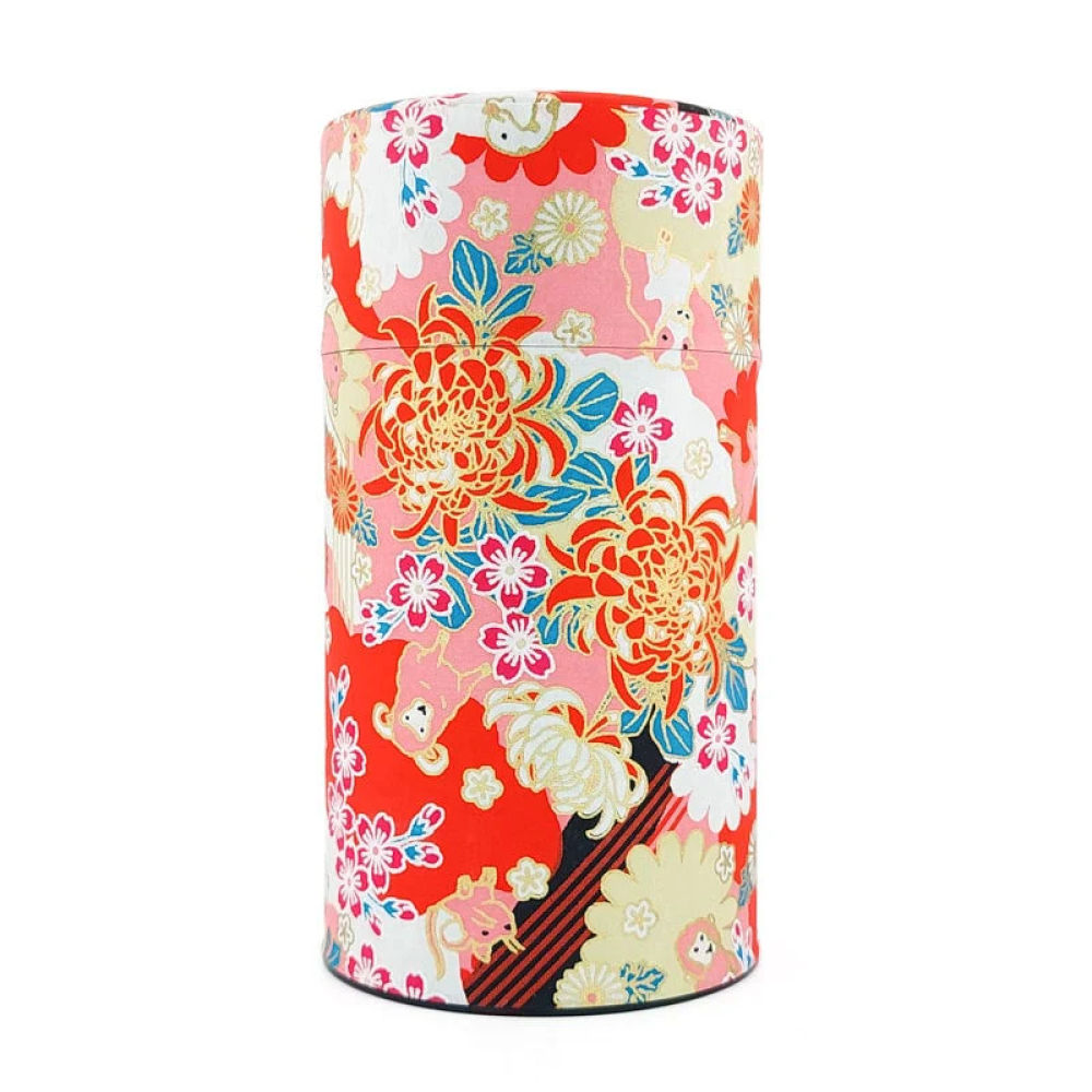 Latas de té metálicas. La cilíndrica está recubierta de papel washi