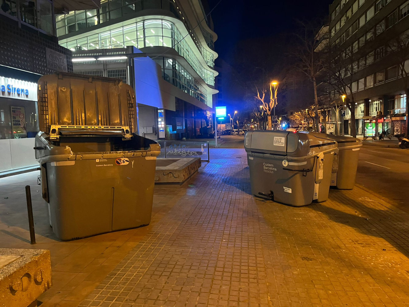 El viento ha desplazado y abierto contenedores hacia la acera en algunos puntos de Barcelona.