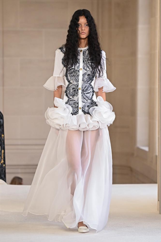 Una modelo desfila por la pasarela durante el desfile de Giambattista Valli Womenswear con estética victoriana