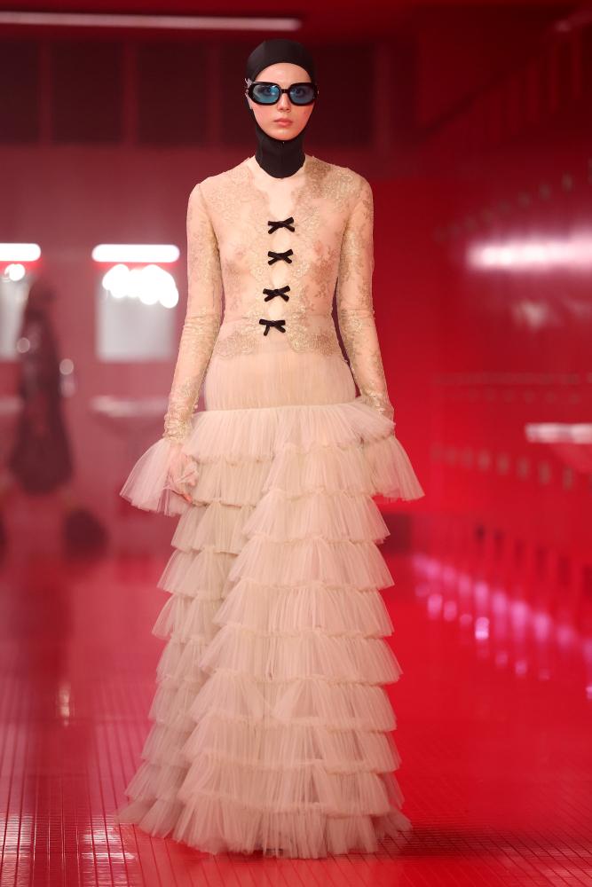 Una modelo desfila por la pasarela durante el desfile 